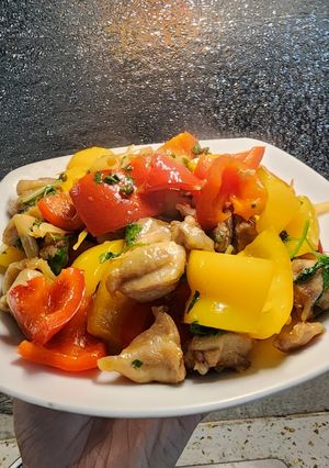 Hình của món Thịt gà xào ớt chuông.