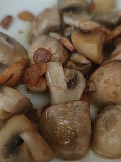 Una foto de Champiñones al ajillo