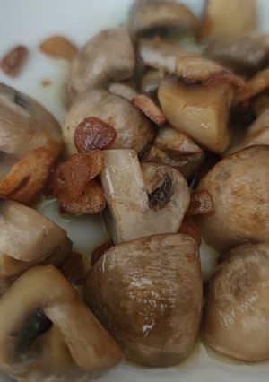 Una foto de Champiñones al ajillo