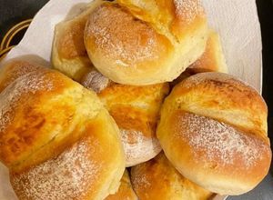 O poză a rețetei Chifle pufoase cu unt😋.