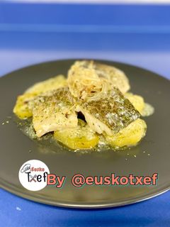 Una foto de Bacalao al horno con patata encebollada