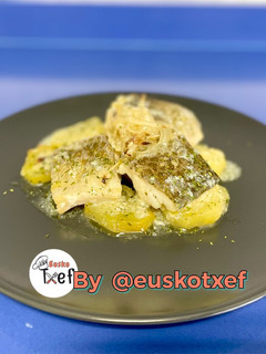 Una foto de Bacalao al horno con patata encebollada