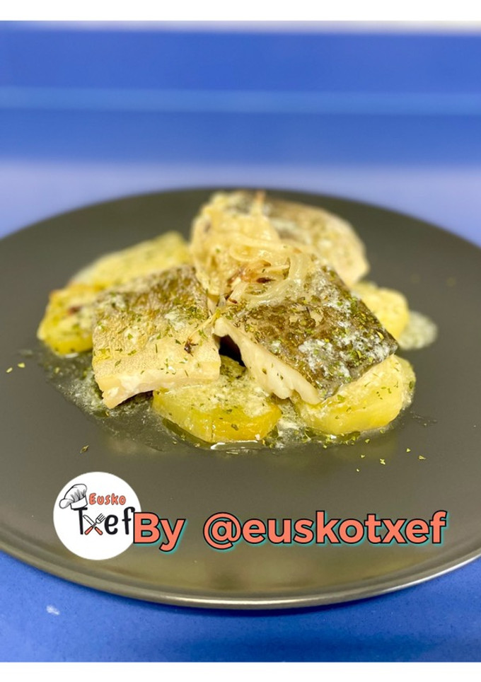 Una foto de Bacalao al horno con patata encebollada