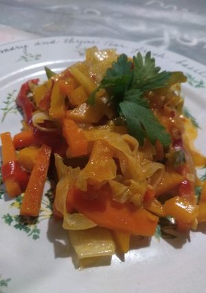 Una foto de Opción vegana: mix de verduras y frutas al wok!