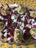 Œufs farcis aux sardines, tomate et épices, câpres et endive italienne