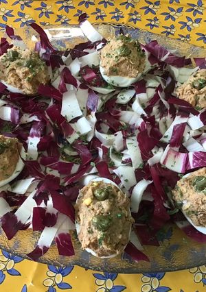 Une photo de Œufs farcis aux sardines, tomate et épices, câpres et endive italienne