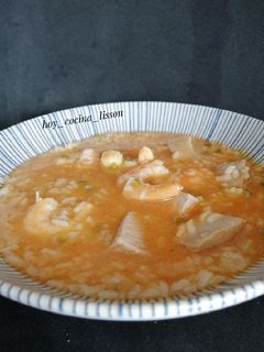 Una foto de Arroz caldoso con atún y langostinos