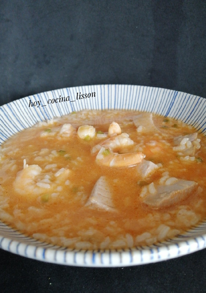 Una foto de Arroz caldoso con atún y langostinos