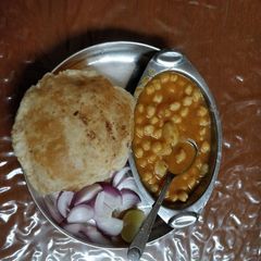 A picture of Chole puri.