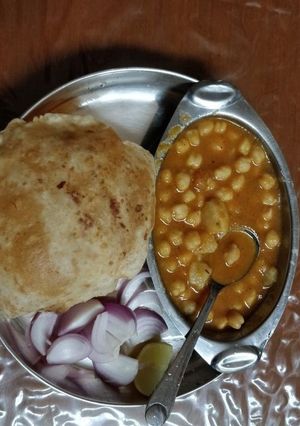 A picture of Chole puri.