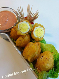 Una foto de Huevos de codorniz en tempura con salsa rosa