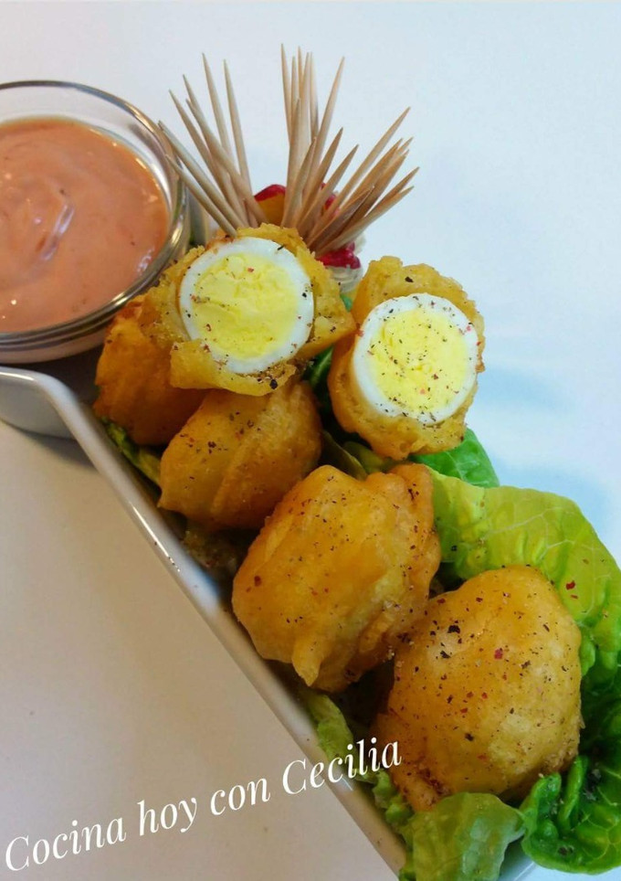 Una foto de Huevos de codorniz en tempura con salsa rosa