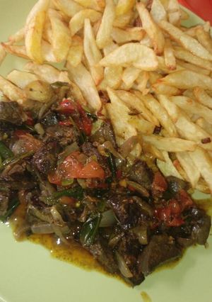 A picture of Chips with liver sauce.