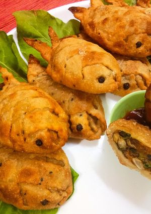 A picture of 6-Lentils Samosa.