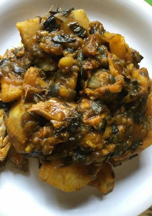 A picture of Yam porriage with vegetables.