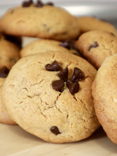 Una foto de Galletas con chispas de chocolate y crema de cacahuete crujiente