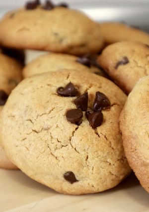 Una foto de Galletas con chispas de chocolate y crema de cacahuete crujiente