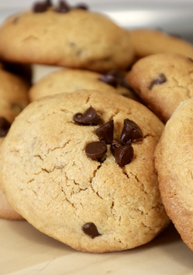 Una foto de Galletas con chispas de chocolate y crema de cacahuete crujiente