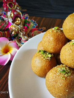 रवा बेसन लाडू (rava besan ladoo recipe in marathi) रेसिपी चे मुख्य फोटो