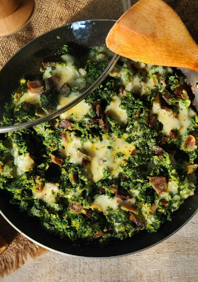 Una foto de 🥘 Revuelto de remolacha, hojas de remolacha, huevo y muzzarella 🥘 Receta de aprovechamiento