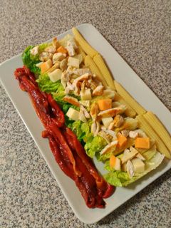 Una foto de Cogollos con pollo y pimientos asados a la vinagreta de soja