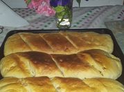 Una foto de pan casero con chicharrones