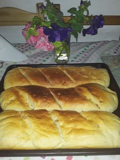 Una foto de Pan casero con chicharrón 🌻🌻🌻