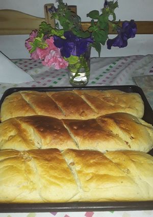 Una foto de Pan casero con chicharrón 🌻🌻🌻