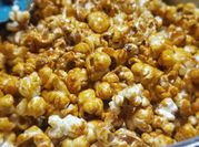 Una foto de palomitas de maiz con mantequilla