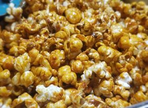 Una foto de Palomitas Acarameladas Caseras 💙🤤🍿