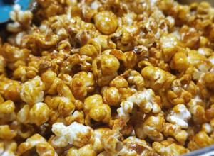 Una foto de Palomitas Acarameladas Caseras 💙🤤🍿