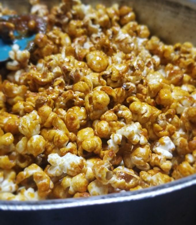 Una foto de Palomitas Acarameladas Caseras 💙🤤🍿