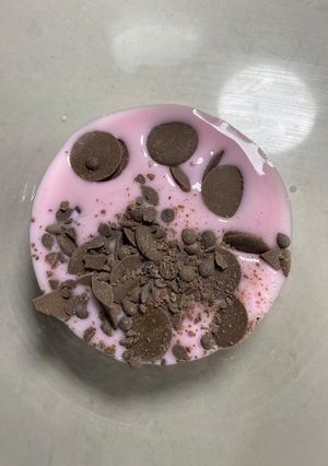 Una foto de Yogurt con chocolate y miel