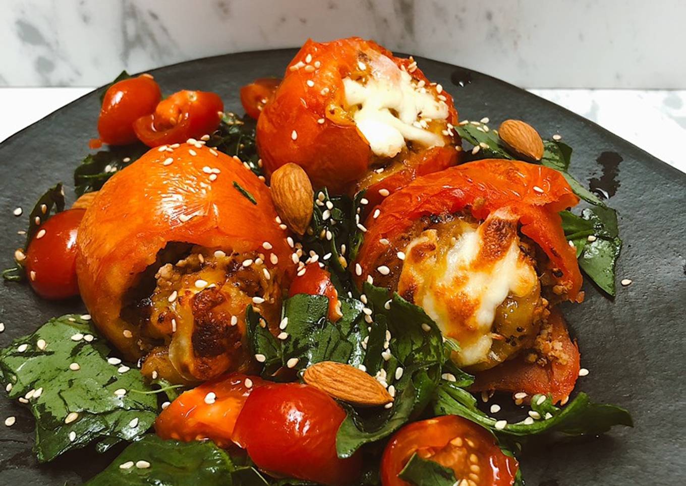 Tomates rellenos con plátano maduro, carne molida y queso de oveja doraditos en el air fryer