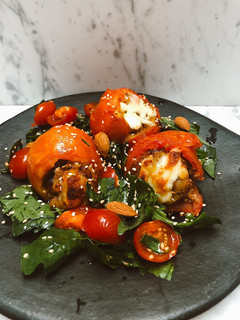 Una foto de Tomates rellenos con plátano maduro, carne molida y queso de oveja doraditos en el air fryer