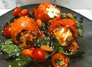 Una foto de Tomates rellenos con plátano maduro, carne molida y queso de oveja doraditos en el air fryer