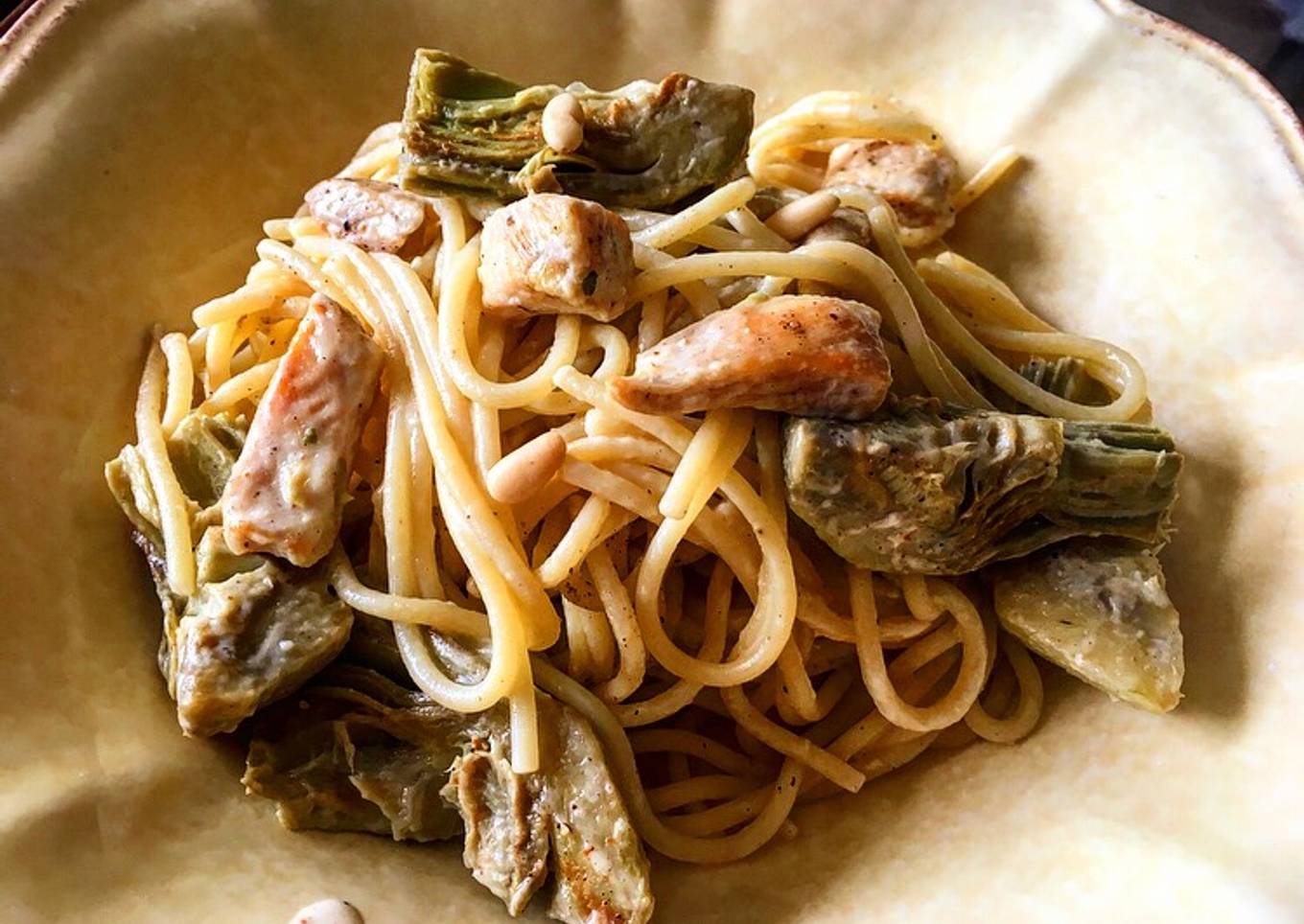 Pasta a los quesos con alcachofas y pollo