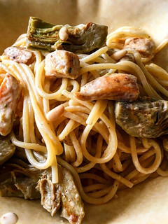 Una foto de Pasta a los quesos con alcachofas y pollo