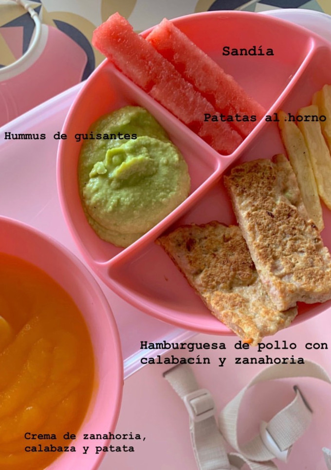 Una foto de BLW ideas (Burger de pollo con calabacín y zanahoria y hummus de guisantes)