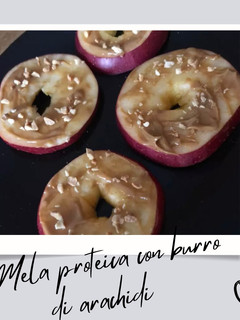 Foto di Mela proteica con burro di arachidi 🍎