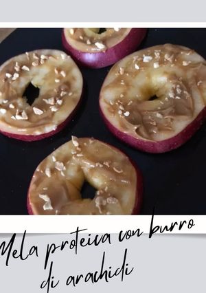 Foto di Mela proteica con burro di arachidi 🍎