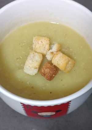 Una foto de Crema fría de calabacín, puerros y manzana
