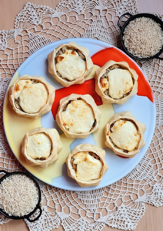 Una foto de Canastitas de arroz integral con champignones 🍚 🍄