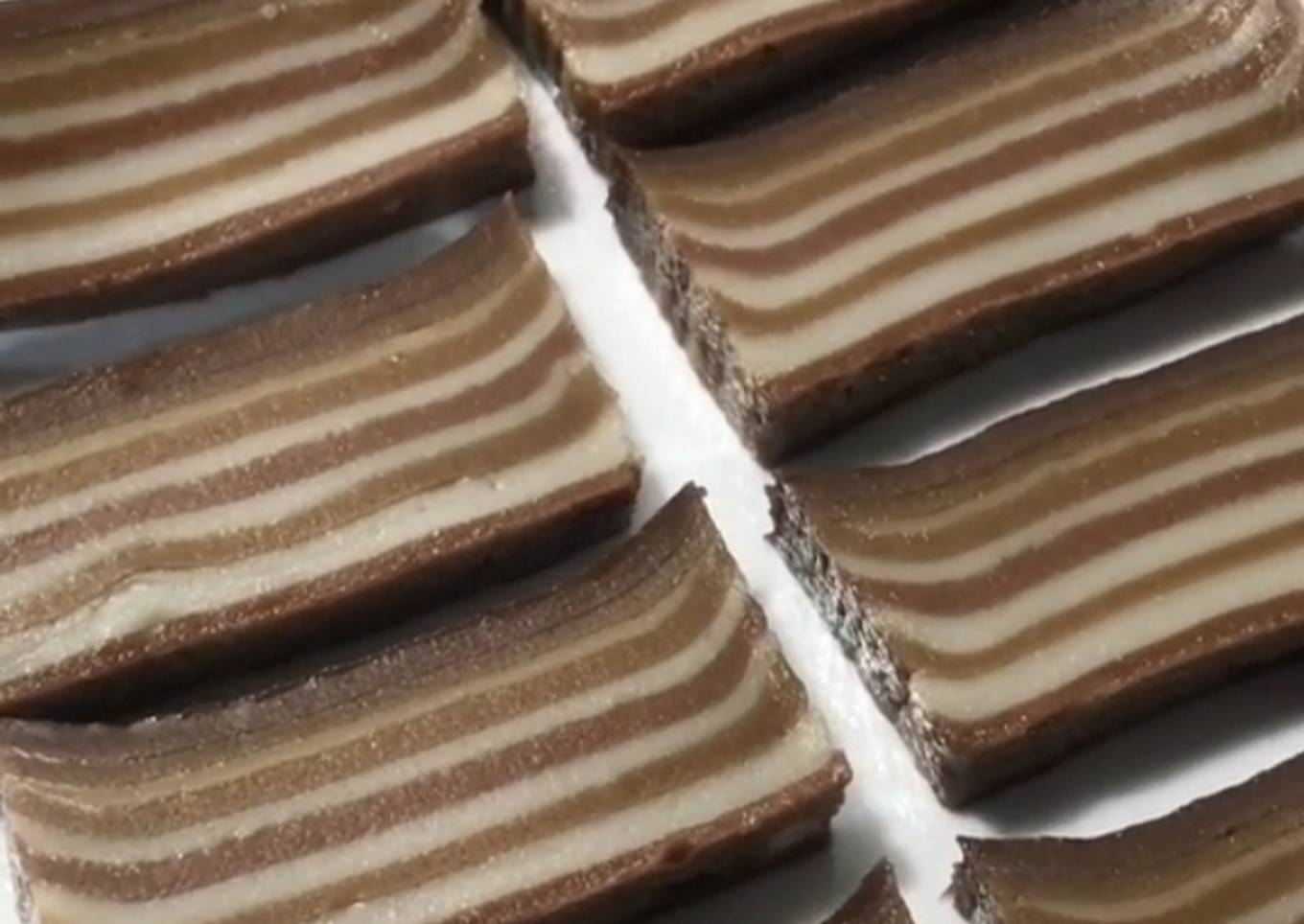 Kue lapis tiga rasa