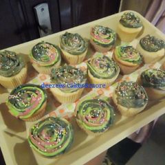 A picture of Cup cakes frosting.