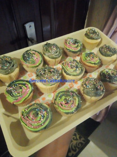 A picture of Cup cakes frosting.