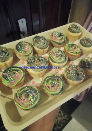 A picture of Cup cakes frosting.