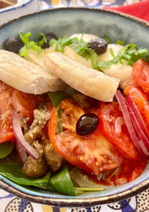 Une photo de Salade froide de tomate et aubergine