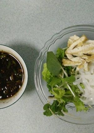 Hình của món Mỳ quảng xì dầu.