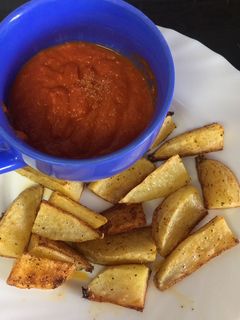 Una foto de Patatas gajo especiadas con salsa brava